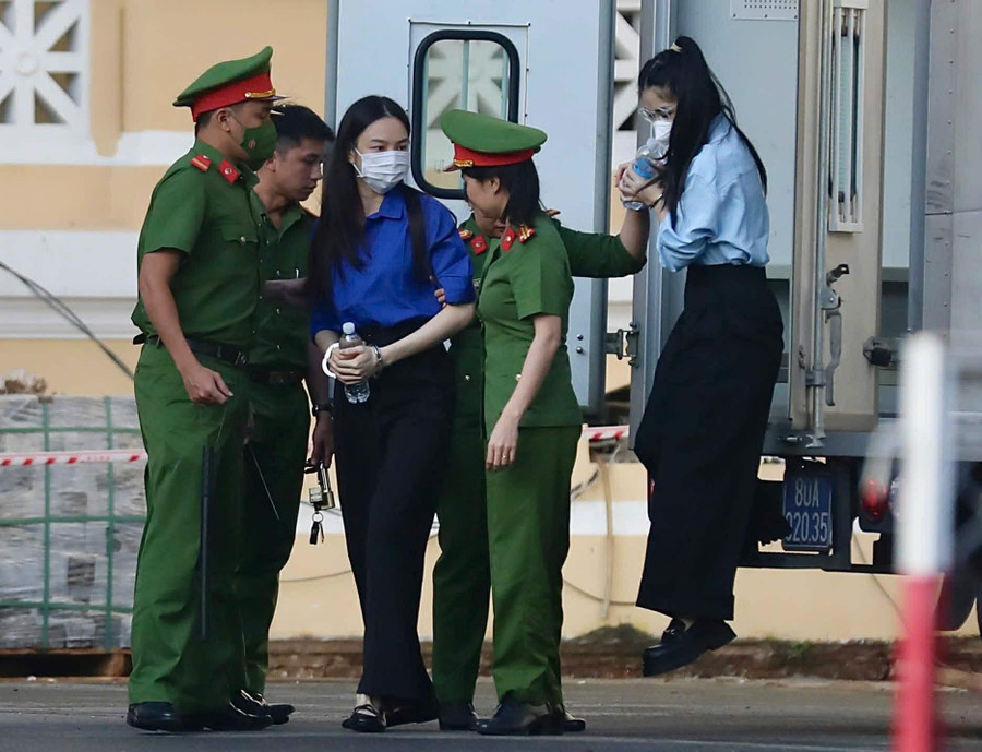 Ảnh của An ninh nghiêm ngặt tại phiên xét xử hoa hậu Thùy Tiên, Quang Linh Vlogs, Hằng Du Mục